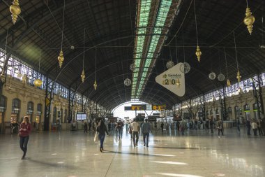 Valencia, İspanya - 6 Kasım 2016. Kuzey tren istasyonu Estaci del Nord Valencia, İspanya. Eski mozaik döşeme dekorasyonu.