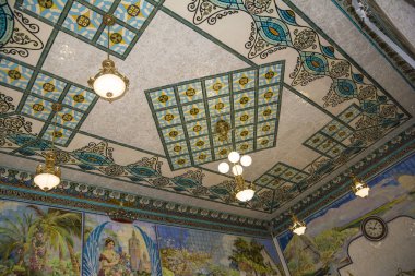 Valencia, İspanya - 6 Kasım 2016. Kuzey tren istasyonu Estaci del Nord Valencia, İspanya. Eski mozaik döşeme dekorasyonu.