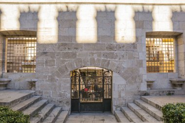 Valencia, İspanya - 6 Kasım 2016. Cordellats Caddesi, Valencia, İspanya 'da Valencia Gotik tarzı sivil bir bina olan Llotja de la Seda' dan görüldü..