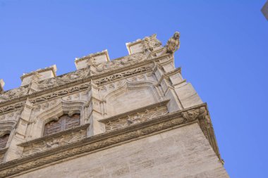 İspanya, Valencia 'nın merkezinde, tarihi şato, ağaçlar ve mavi gökyüzü ile sonbahar arkaplanı  