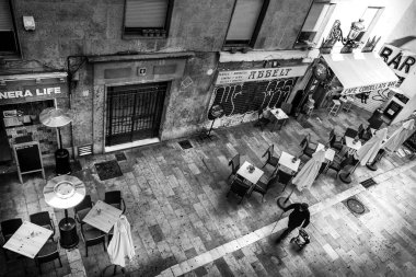 Valencia, İspanya - 6 Kasım 2016. Valencia 'da sokak fotoğrafçılığı. Şehrin tarihi merkezindeki ünlü Cordelatts caddesi, yukarıdan görülüyor. Siyah beyaz fotoğraf..