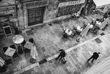 Valencia, İspanya - 6 Kasım 2016. Valencia 'da sokak fotoğrafçılığı. Şehrin tarihi merkezindeki ünlü Cordelatts caddesi, yukarıdan görülüyor. Siyah beyaz fotoğraf..