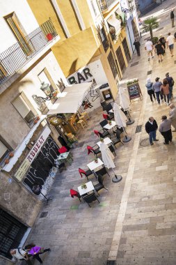 Valencia, İspanya - 6 Kasım 2016. Valencia 'da sokak fotoğrafçılığı. Şehrin tarihi merkezindeki ünlü Cordelatts caddesi, yukarıdan görülüyor. Siyah beyaz fotoğraf..