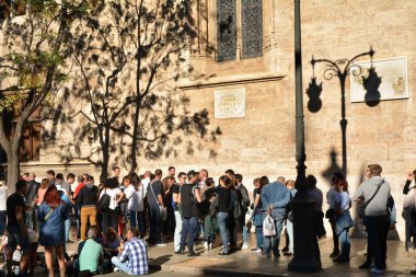 Valencia, İspanya - 6 Kasım 2016. Valencia, İspanya 'nın merkez pazarının kuruluşundan bu yana 100 yıl geçmesine rağmen Plaza del Mercado' da geleneksel Valencia yemekleri yemek.. 