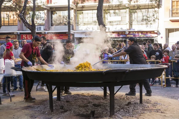 西班牙瓦伦西亚 2016年11月6日在西班牙瓦伦西亚的德梅尔卡多广场上 在中央市场成立100年后的今天 人们正在烹调传统瓦伦西亚人食物 巨大的白饭 — 图库照片