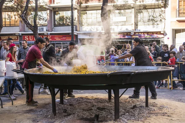 Valencia, İspanya - 6 Kasım 2016. Valencia, İspanya merkezli pazarın kuruluşundan bu yana 100 yıl geçmesine rağmen Valencia del Mercado 'da geleneksel Valencia yemekleri yapan dev bir Paella pişirmek..