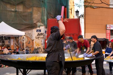 Valencia, İspanya - 6 Kasım 2016. Valencia, İspanya merkezli pazarın kuruluşundan bu yana 100 yıl geçmesine rağmen Valencia del Mercado 'da geleneksel Valencia yemekleri yapan dev bir Paella pişirmek..