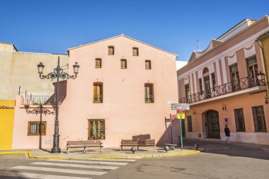 El Puig, İspanya - 10 Kasım 2016. İspanya 'nın Valencia eyaletindeki renkli El Puig kasabası.