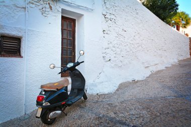 Eski şehir Peniscola, Costa del Azahar, il, Castellon, İspanya topluluk sokak görünümünde. Peniscola İspanya popüler bir turistik yer