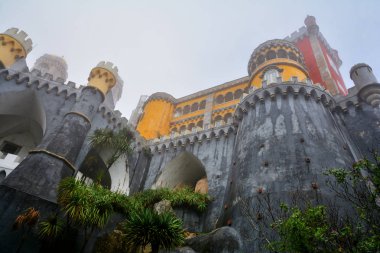 Sintra, Portekiz - 4 Kasım 2017. Pena Sarayı, Sintra, Portekiz, sisli bir sonbahar günü romantik kalede. Yakın çekim 