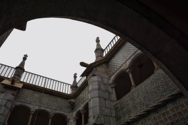 Sintra, Portekiz - 4 Kasım 2017. Sintra, Portekiz Lizbon bölgesi Pena sarayda içinde. Avluda.