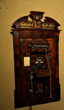 Sintra, Portekiz - 4 Kasım 2017. Sintra, Portekiz Lizbon bölgesi Pena sarayda içinde. Antika ahşap telefon.