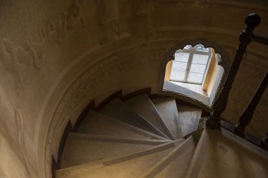 Sintra, Portekiz - 4 Kasım 2017. Sintra, Portekiz Lizbon bölgesi Pena sarayda içinde. Döner merdiven