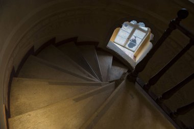 Sintra, Portekiz - 4 Kasım 2017. Sintra, Portekiz Lizbon bölgesi Pena sarayda içinde. Döner merdiven