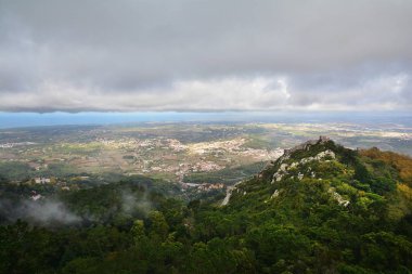 Mağribi Kalesi Sintra, Portekiz'de Pena kalenin avlu görüldü. Sintra şehrin görünümü. 