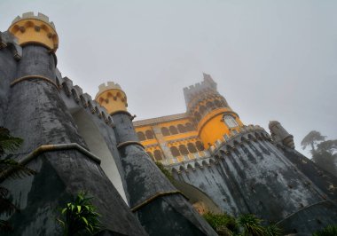 Sintra, Portekiz - 4 Kasım 2017. Pena Sarayı, Sintra, Portekiz, sisli bir sonbahar günü romantik kalede. Yakın çekim.  