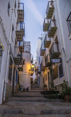 Peniscola, Valencia, İspanya - 10 Kasım 2016. Eski şehir Peniscola, Costa del Azahar, il, Castellon, İspanya topluluk sokakta. Peniscola İspanya popüler bir turistik yer