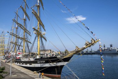 Constanta, Romanya - 8 Eylül 2016. Karadeniz Uzun Gemi Regatta 2016, Constanta limanında altı ülkeden yelkenli gemi. Rusya Federasyonu 'ndan Kruzenshtern. 