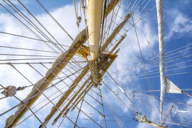 Constanta, Romanya - 8 Eylül 2016. Karadeniz Uzun Gemi Regatta 2016, Constanta limanında altı ülkeden yelkenli gemi. Rusya Federasyonu 'ndan Kruzenshtern. 