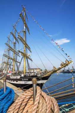 Constanta, Romanya - 8 Eylül 2016. Karadeniz Uzun Gemi Regatta 2016, Constanta limanında altı ülkeden yelkenli gemi. Rusya Federasyonu 'ndan Kruzenshtern. 