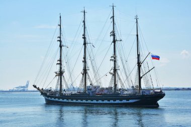 Constanta, Romanya - 8 Eylül 2016. Karadeniz Uzun Gemi Regatta 2016, Constanta limanında altı ülkeden yelkenli gemi. Rusya Federasyonu 'ndan Kruzenshtern.  