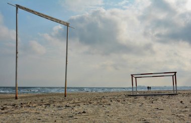 Karadeniz kıyısında güneşli bir sonbahar sabahı Navodari plajı, Mamaia North, Romanya 