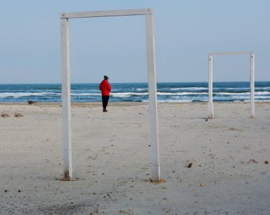 Karadeniz kıyısında güneşli bir sonbahar sabahı Navodari plajı, Mamaia North, Romanya 