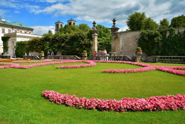Salzburg, Avusturya - 25 Temmuz 2017. Avusturya 'nın Salzburg kentindeki tarihi kalesi Hohensalzburg' un ünlü Mirabell Garden manzarası