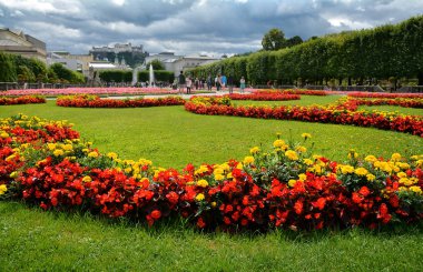 Salzburg, Avusturya - 25 Temmuz 2017. Avusturya 'nın Salzburg kentindeki tarihi kalesi Hohensalzburg' un ünlü Mirabell Garden manzarası