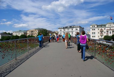 Salzburg, Avusturya - 25 Temmuz 2017. Salzburg Salzach Nehri üzerinde Makartsteg köprü üzerinde Aşk kilitleri , Avusturya   