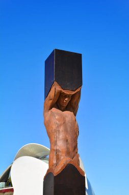 Valencia, İspanya - 8 Kasım 2016. Açık hava turistik cazibesi - Paralel - Rogerio Timoteo 'nun çağdaş heykel sergisi