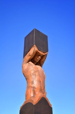 Valencia, İspanya - 8 Kasım 2016. Açık hava turistik cazibesi - Paralel - Rogerio Timoteo 'nun çağdaş heykel sergisi