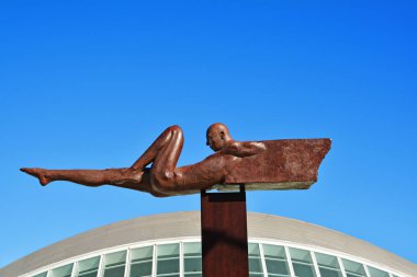 Valencia, İspanya - 8 Kasım 2016. Açık hava turistik cazibesi - Paralel - Rogerio Timoteo 'nun çağdaş heykel sergisi