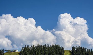 Avusturya, Tirol 'deki dağların üzerinde büyük beyaz bulutlar 