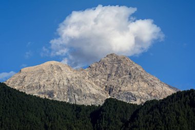 Alpler dağlarında orman, dağ ve bulut manzarası, Sestriere, İtalya