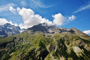 Col du Lautaret 'ten güzel manzara, Hautes-Alpes departmanındaki yüksek dağ geçidi, Grenoble ve Briancon arasındaki iletişim yolu. 