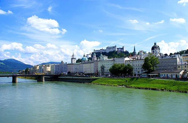 奥地利萨尔茨堡 2014年7月16日 奥地利萨尔茨堡的夏季景观 与霍亨萨尔茨堡要塞和萨尔茨赫河 — 图库照片