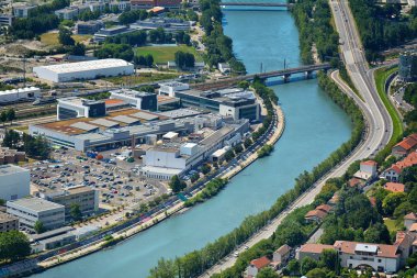 Isere Nehri üzerinde köprü harika manzaralı. Dan yukarıda, Fort Bastille Grenoble, Fransa üzerinden görüntülemek