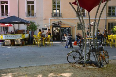 Avrupa 'da Kafe yakınlarında bisikletler