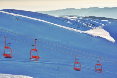 Bucegi Dağları'nda 2000m de Teleferik kırmızı araba taşımacılığı, Sinaia, Romanya 