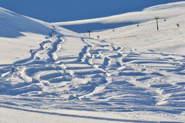 Sinaya'daki Bucegi Dağları'nda 2000m yükseklikte güzel akşam kış manzarası, Romanya