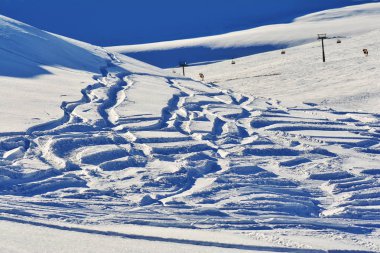 Sinaya'daki Bucegi Dağları'nda 2000m yükseklikte güzel akşam kış manzarası, Romanya