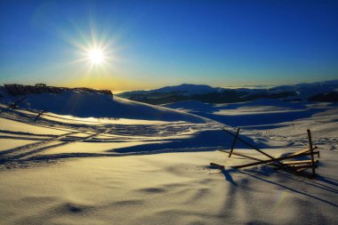 Sinaya'daki Bucegi Dağları'nda 2000m yükseklikte güzel akşam kış manzarası, Romanya