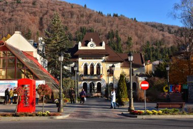 Sinaia, Romanya - 7 Kasım 2018. Sinaia şehir manzarası ve sokak manzarası. City Hall Sinaia binası , Prahova Vadisi , Romanya. 
