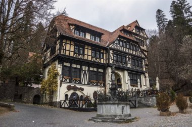 Sinaia, Romanya - 6 Kasım 2018. Carol Gastro Bierhouse restoranı, Pele Castle Park 'taki eski bina.. 