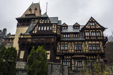 Sinaia, Romanya - 6 Kasım 2018. Romanya 'nın başkenti Sinaia City' deki Peles şatosunun yanındaki ünlü Pelisor şatosunun manzarası.