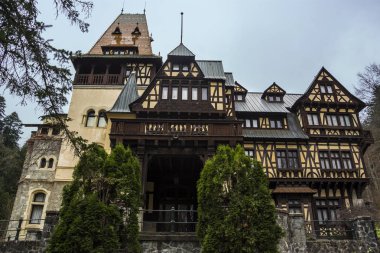 Sinaia, Romanya - 6 Kasım 2018. Romanya 'nın başkenti Sinaia City' deki Peles şatosunun yanındaki ünlü Pelisor şatosunun manzarası.