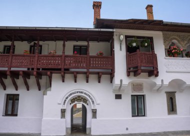 Sinaia, Romanya - 6 Kasım 2018. Romanya 'nın Prahova Vadisi' ndeki Sinaia Manastırı eski kilisesinin avlusu. Ionescu 'yu mezara götür.. 