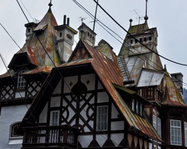 Romanya 'nın Sinaia kenti Prahova Vadisi' nde eski ahşap tasarım elementleri ve geleneksel çatıları olan mimari inşa etmek 