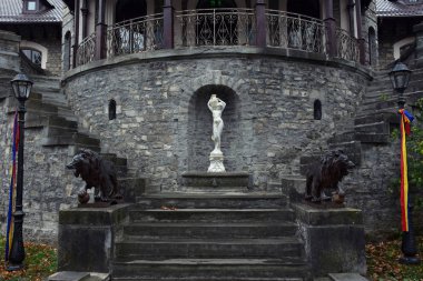 Sinaia, Romanya - 7 Kasım 2018. Stirbey Kalesi, prenses Alina Stirbey ve General Emanuel Florescu'nun yazlık konutu, Bugün Sinaia'daki en eski sivil bina, Sinaia Şehir Müzesi. 